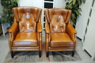 2 schapenleren fauteuils.