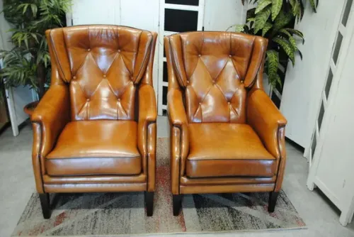 2 schapenleren fauteuils.
