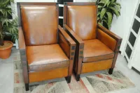 2 gebruikte schapenleren stoelen.