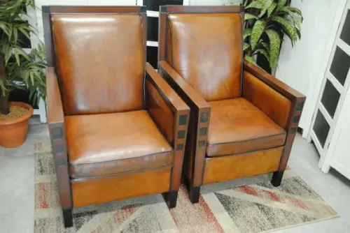 2 gebruikte schapenleren stoelen.
