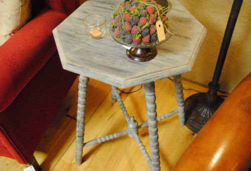 Geschilderde bijzet tafel.
