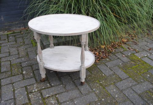 Geschilderd theewagentje.